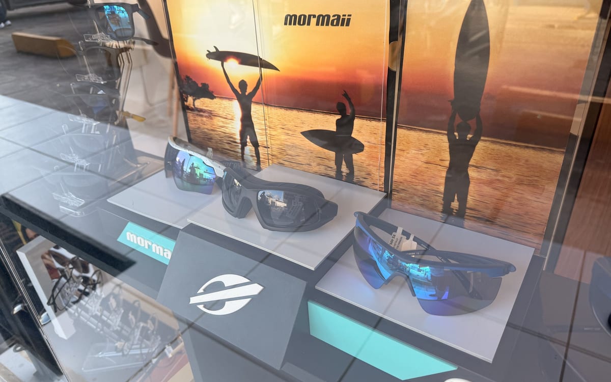 Óculos esportivos Mormaii em exposição na loja
